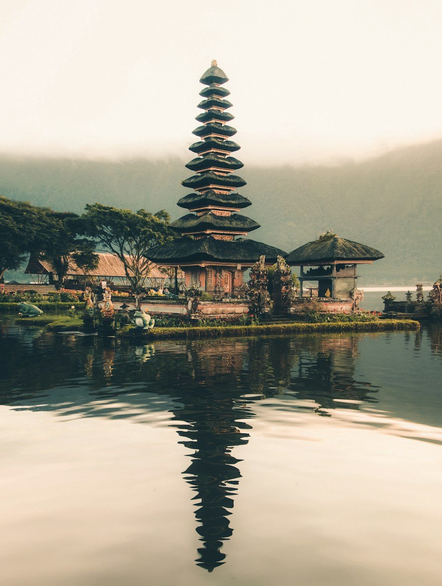 Templo de Bali junto al agua