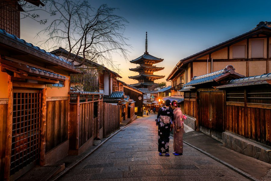 Una calle de Kioto con arquitectura tradicional japonesa